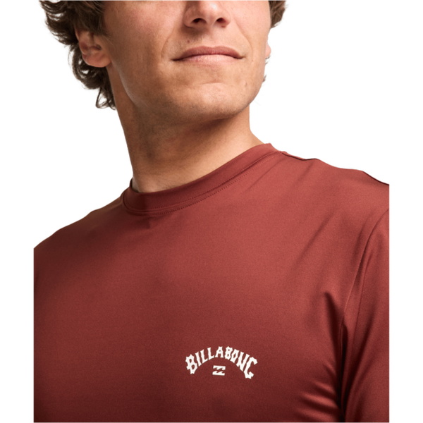 2026 Billabong Mens Arch Wave Short Sleeve Rash Vest EBYWR03019 - Burnt Red